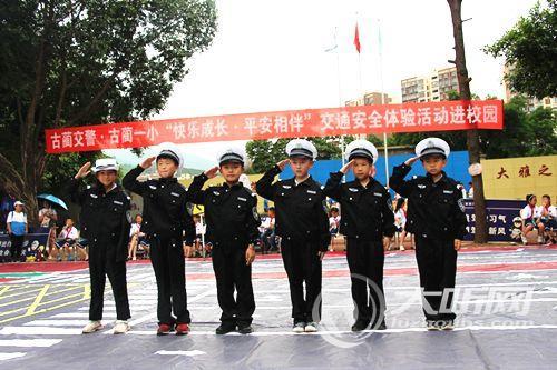 女子舉報丈夫開車看美女，交警回應(yīng)引發(fā)社會熱議，交警回應(yīng)女子舉報丈夫開車看美女事件，引發(fā)社會熱議關(guān)注