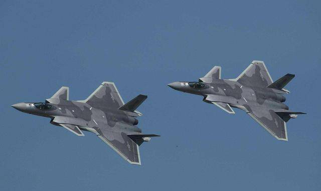 殲-20與F-22，究竟誰更勝一籌？深度探討兩大頂尖戰(zhàn)機的優(yōu)劣對比，殲-20與F-22，頂尖戰(zhàn)機優(yōu)劣深度對比