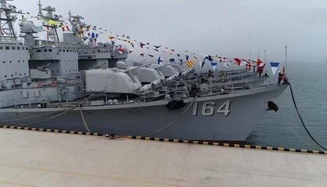 雙艦風(fēng)采，中國海軍的驕傲——遼寧艦與山東艦同框，雙艦榮耀，遼寧艦與山東艦展現(xiàn)中國海軍的驕傲