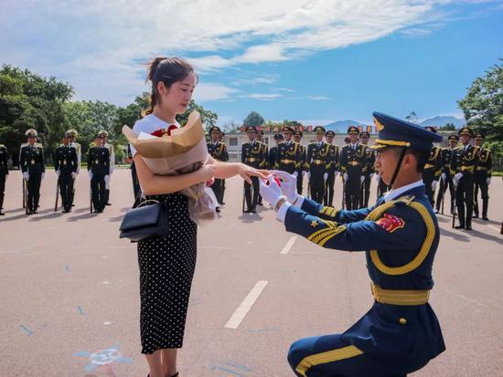 三軍儀仗隊(duì)迎軍旗視頻，榮耀與傳承的壯麗瞬間，三軍儀仗隊(duì)迎軍旗的榮耀與傳承時(shí)刻