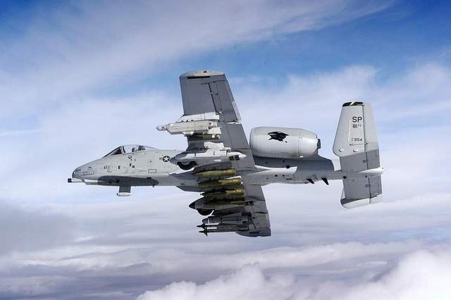 A-10攻擊機(jī)，對(duì)地攻擊的專(zhuān)業(yè)之選，A-10攻擊機(jī)，地面攻擊的專(zhuān)業(yè)利器