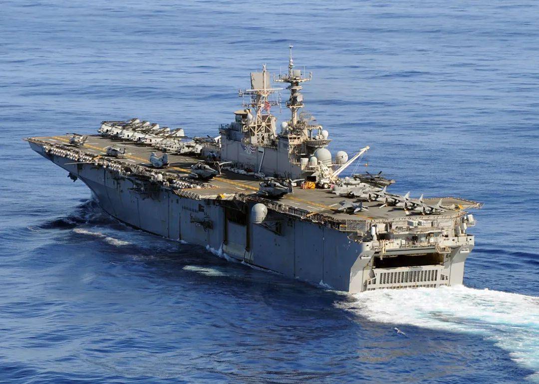 黃蜂級兩棲攻擊艦圖，揭示強大功能與獨特設(shè)計，黃蜂級兩棲攻擊艦圖解，強大功能與獨特設(shè)計的展現(xiàn)