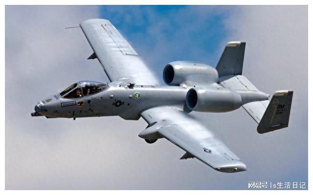 探索A-10攻擊機(jī)的側(cè)面風(fēng)采，A-10攻擊機(jī)獨(dú)特側(cè)面風(fēng)采揭秘