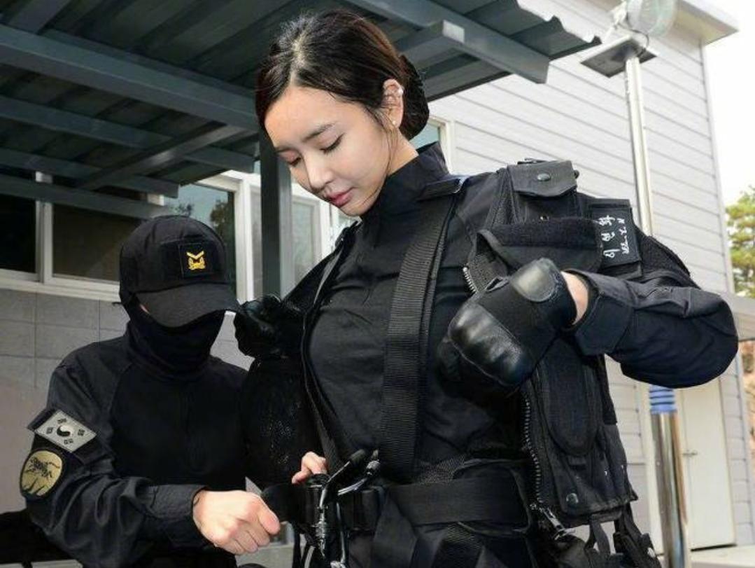 中國第一批女特種兵，破繭成蝶的榮耀征途，中國首批女特種兵，榮耀征途的蛻變之路