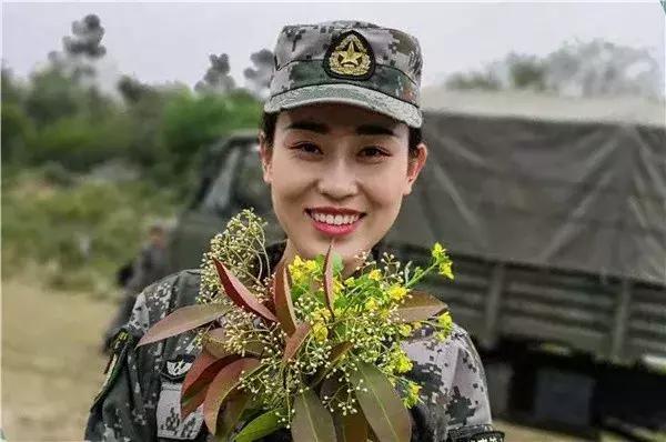 標(biāo)準(zhǔn)的中國女兵照，展現(xiàn)堅毅與榮耀，中國女兵堅毅榮耀風(fēng)采照