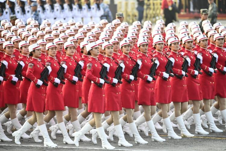 三軍女兵方隊(duì)驚艷亮相，巾幗不讓須眉的力量之美，三軍女兵方隊(duì)亮相展現(xiàn)力量之美，巾幗不讓須眉的力量震撼全場(chǎng)