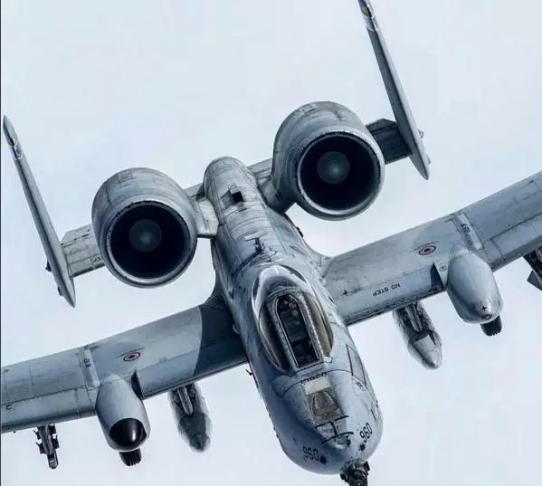 探索A-10戰(zhàn)斗機(jī)的壯麗身影，圖片解析與影響，A-10戰(zhàn)斗機(jī)的英姿，圖片解析與深遠(yuǎn)影響