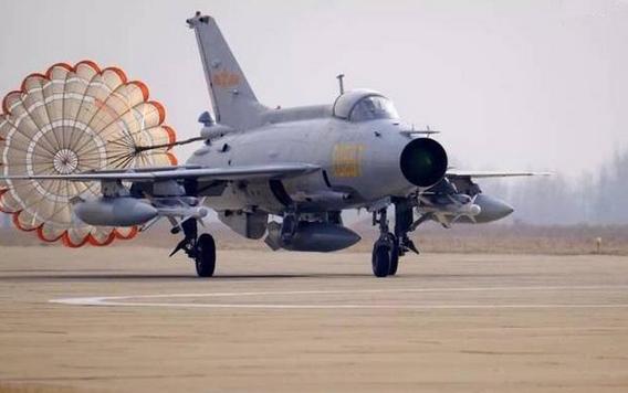 殲十戰(zhàn)斗機是否落后了？探討中國空軍現(xiàn)代化進程中的挑戰(zhàn)與機遇，中國空軍現(xiàn)代化進程中的挑戰(zhàn)與機遇，殲十戰(zhàn)斗機的現(xiàn)狀與發(fā)展探討