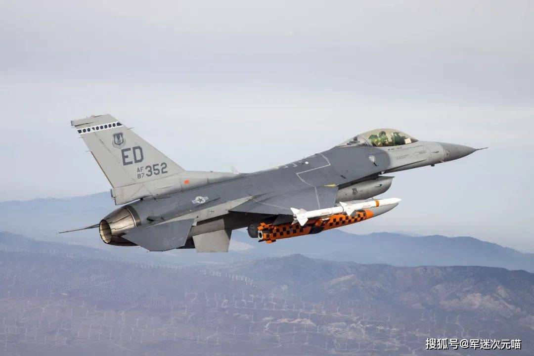 殲-16戰(zhàn)斗機(jī)能否擊敗臺(tái)風(fēng)，現(xiàn)代軍事科技與自然災(zāi)害的挑戰(zhàn)，殲-16戰(zhàn)斗機(jī)對(duì)抗臺(tái)風(fēng)，現(xiàn)代軍事科技迎戰(zhàn)自然災(zāi)害的挑戰(zhàn)