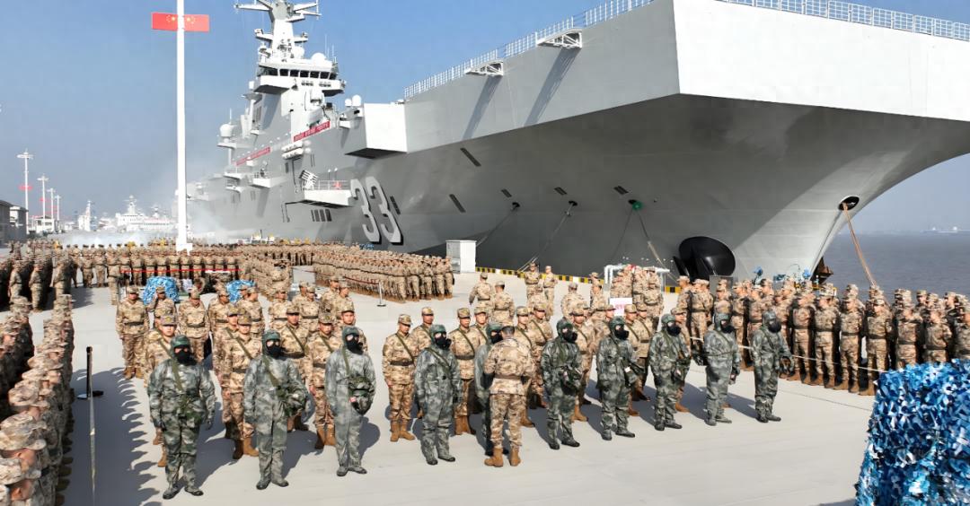 解放軍今早的嶄新面貌與堅定信念，解放軍展現(xiàn)嶄新面貌與堅定信念，晨曦中的力量展現(xiàn)