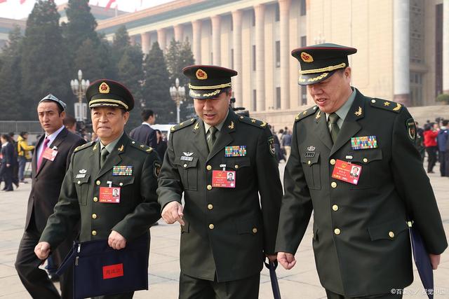 集團(tuán)軍軍長(zhǎng)與正廳級(jí)干部，職務(wù)對(duì)比與層級(jí)解析，集團(tuán)軍軍長(zhǎng)與正廳級(jí)干部，職務(wù)對(duì)比及層級(jí)深度解析
