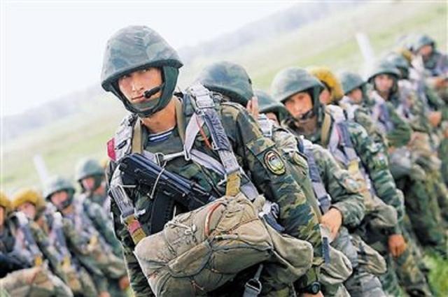 空降兵15軍疊傘圖片，榮耀的瞬間與技術(shù)的展現(xiàn)，榮耀瞬間與技術(shù)展現(xiàn)，空降兵15軍疊傘精彩瞬間圖片集