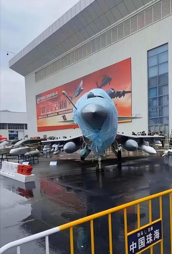 殲-10C，揭秘中國(guó)現(xiàn)代化戰(zhàn)斗機(jī)的卓越成就與未來展望，揭秘殲-10C，中國(guó)現(xiàn)代化戰(zhàn)斗機(jī)的輝煌成就與未來展望