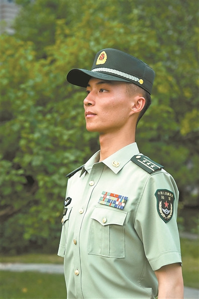 探索中國軍隊(duì)新風(fēng)貌，17式軍服圖片解析，揭秘中國軍隊(duì)新風(fēng)貌，深度解析17式軍服圖片