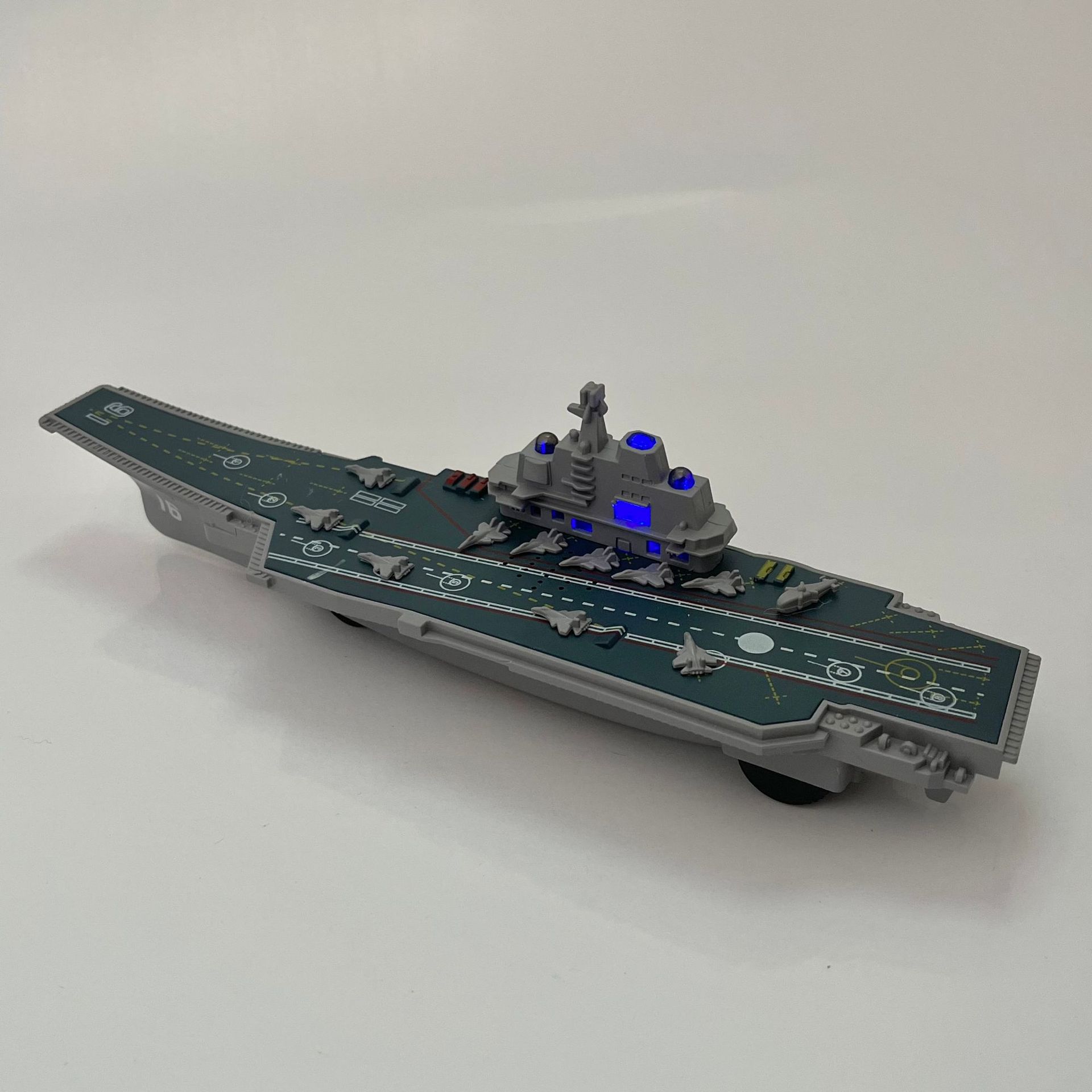 用輕粘土塑造航空母艦?zāi)Ｐ偷乃囆g(shù)與魅力，輕粘土塑造航空母艦?zāi)Ｐ偷乃囆g(shù)魅力探索
