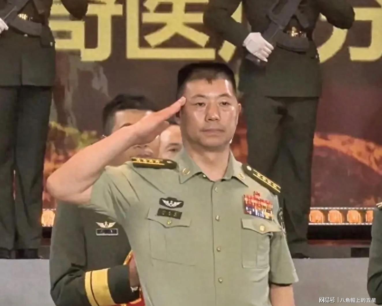 祁發(fā)寶佩戴六排勛表亮相，榮耀與擔當?shù)南笳鳎畎l(fā)寶佩戴六排勛表展現(xiàn)榮耀與擔當?shù)南笳? class=