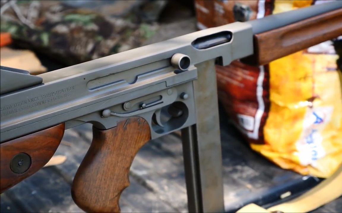 湯姆遜M1A1沖鋒槍，戰(zhàn)火中的英勇先鋒，湯姆遜M1A1沖鋒槍，戰(zhàn)火中的先鋒武器