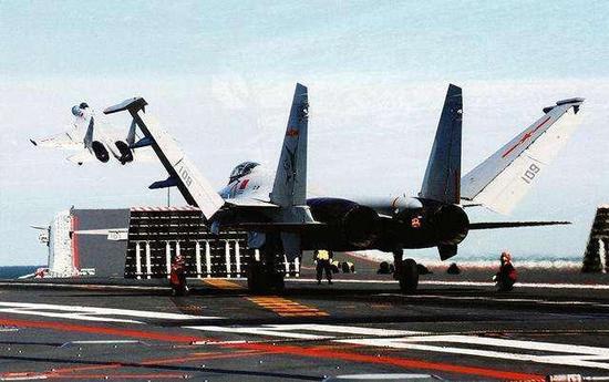殲-15彈射試驗(yàn)，探索中國航母戰(zhàn)斗群的空中力量之源，殲-15彈射試驗(yàn)，揭秘中國航母戰(zhàn)斗群空中力量之源