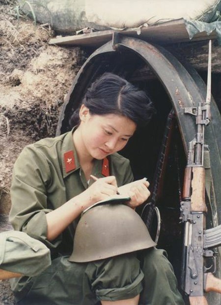 中國(guó)女兵在越南戰(zhàn)場(chǎng)，英勇無(wú)畏的巾幗英雄，中國(guó)女兵在越南戰(zhàn)場(chǎng)的英勇巾幗傳奇