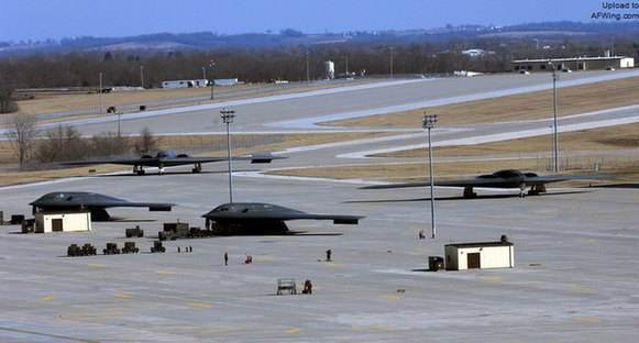 B-2轟炸機(jī)可以攜帶核彈嗎？歷史與現(xiàn)實(shí)的探究，B-2轟炸機(jī)核彈攜帶能力，歷史與現(xiàn)實(shí)的探究