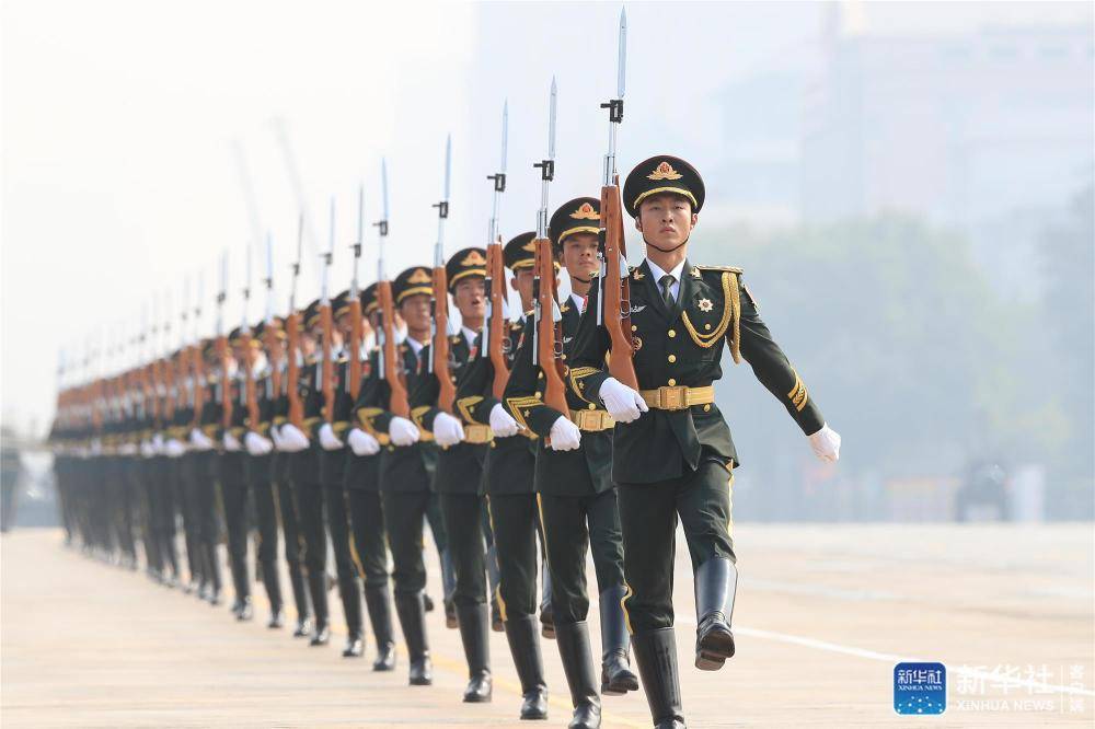 閱兵儀式，現(xiàn)在向我們迎面走來(lái)的壯麗景象，閱兵儀式，壯麗景象迎面走來(lái)