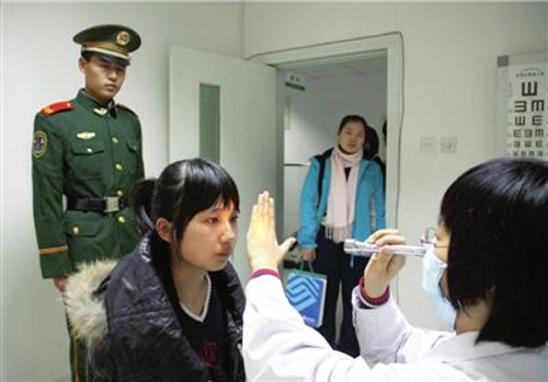 女兵體檢中的男醫(yī)生，理解、尊重與專業(yè)的交融，女兵體檢中的男醫(yī)生，理解、尊重與專業(yè)交織的人文關懷