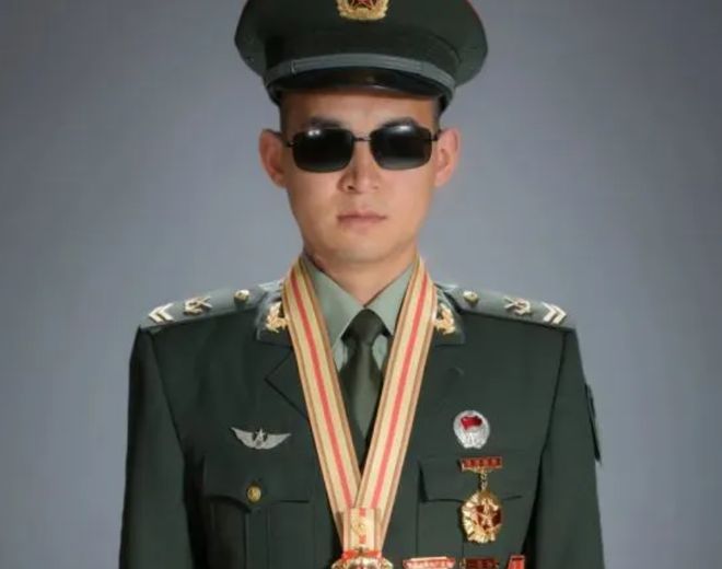 杜富國獲八一勛章待遇，榮耀背后的辛勤與奉獻，杜富國榮獲八一勛章，辛勤與奉獻背后的榮耀
