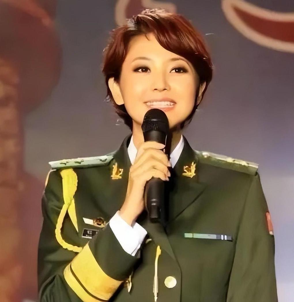 軍事女主持人雅妮，圖片中的風(fēng)采與魅力，軍事女主持人雅妮，風(fēng)采與魅力的展現(xiàn)