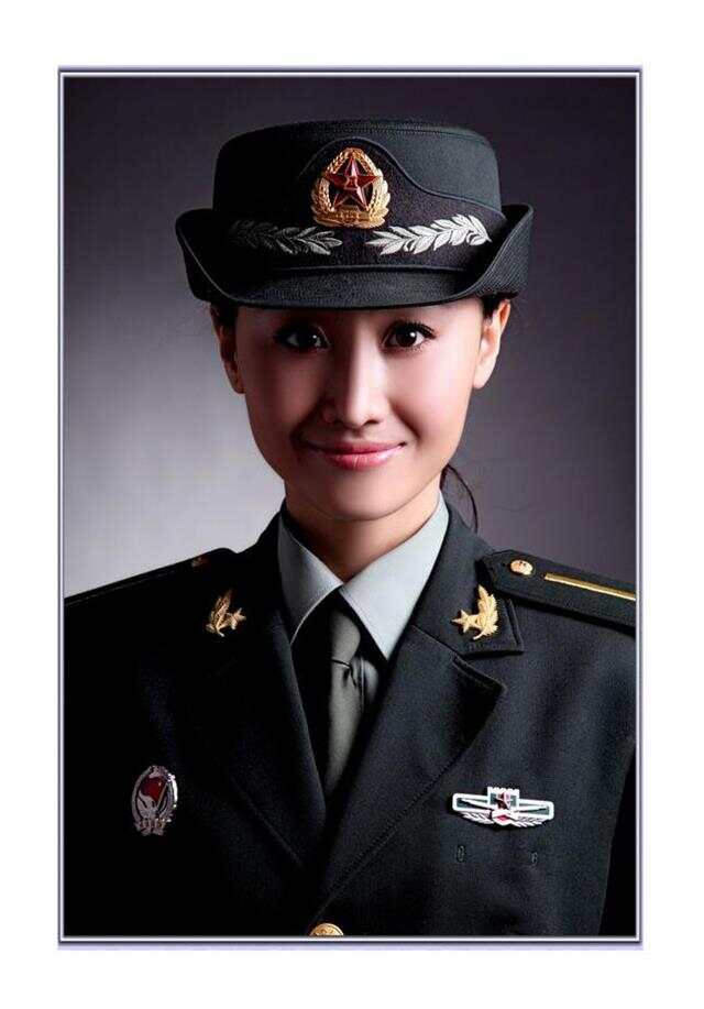 中國女兵軍裝常服照片，展現(xiàn)颯爽英姿與堅定信念，中國女兵常服照片，英姿颯爽，信念堅定