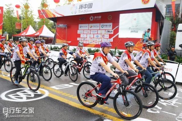 勝利日大閱兵，抗戰(zhàn)支前模范乘車方隊(duì)展現(xiàn)歷史榮耀，勝利日大閱兵，抗戰(zhàn)支前模范乘車方隊(duì)展現(xiàn)輝煌歷史榮耀