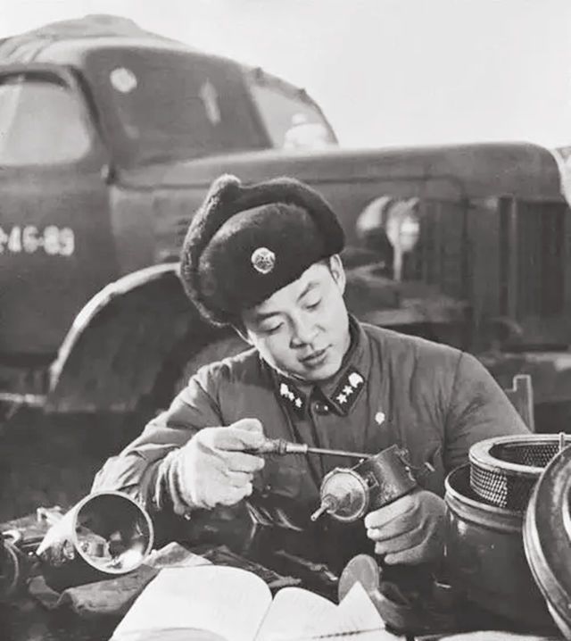 真實的雷鋒，無私奉獻與人性光輝的體現(xiàn)，真實的雷鋒，無私奉獻與人性光輝展現(xiàn)的典范