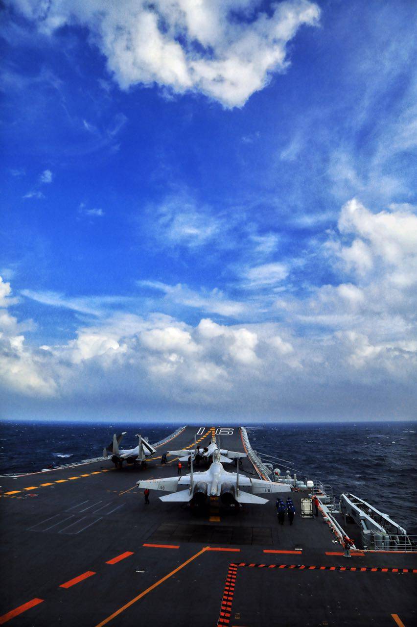 遼寧艦高清大圖壁紙，展現(xiàn)中國海軍的雄壯力量，遼寧艦高清壁紙展現(xiàn)中國海軍磅礴力量