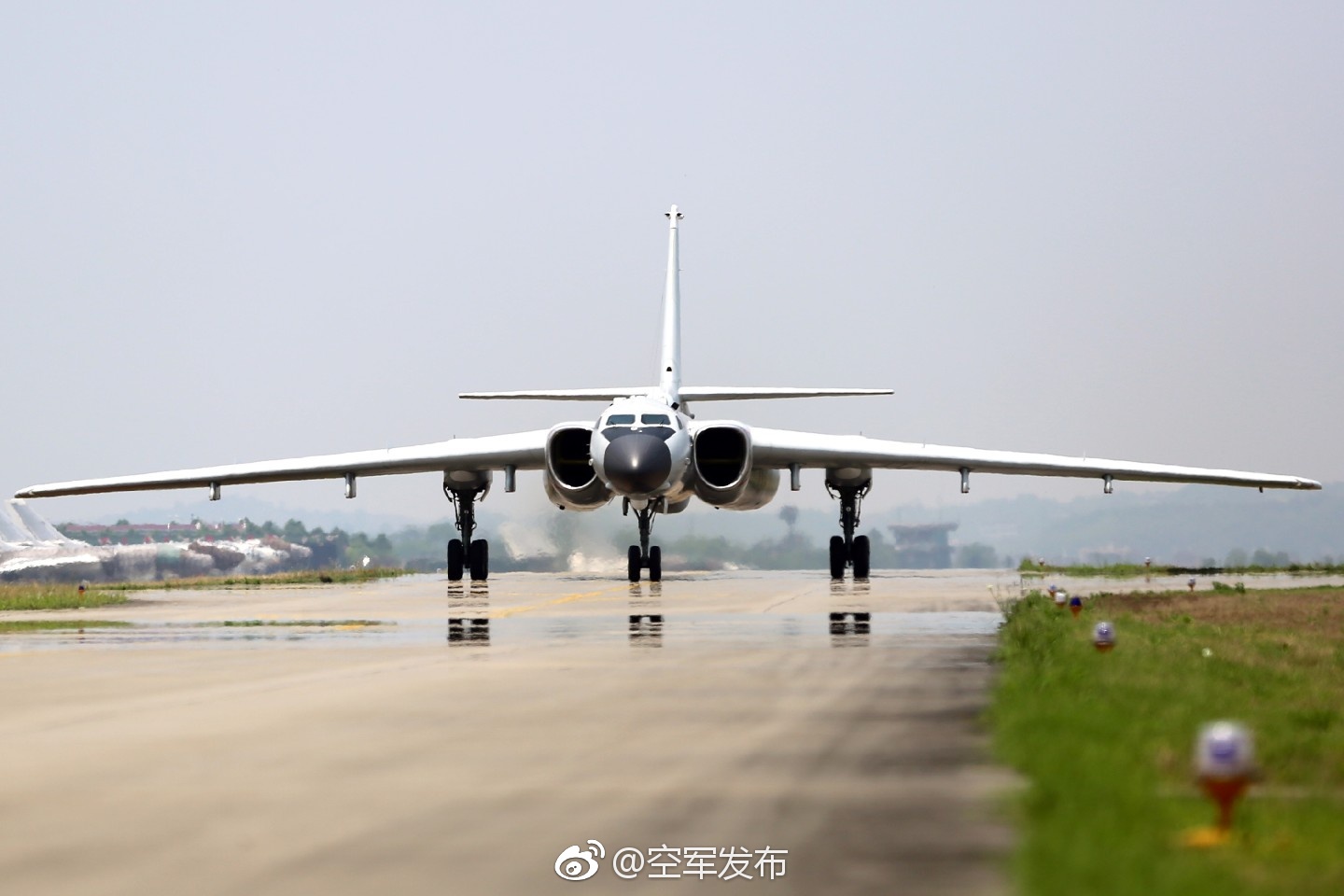 中國空軍，翱翔藍(lán)天，鑄就輝煌，中國空軍，藍(lán)天鑄輝煌，翱翔展雄姿