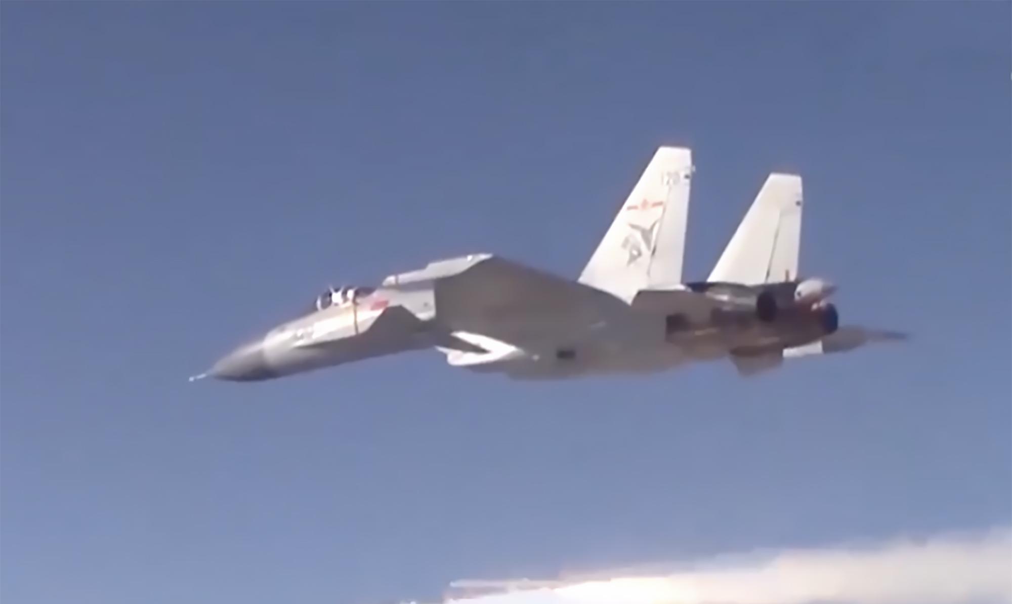 殲-15顯威，驅(qū)離外軍戰(zhàn)機，捍衛(wèi)國家領(lǐng)空安全，殲-15顯威捍衛(wèi)領(lǐng)空安全，驅(qū)離外軍戰(zhàn)機保國家安全