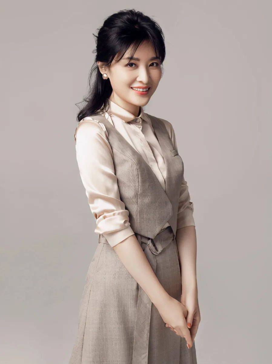 美麗與智慧并存——記那位長得漂亮的女主持人，美麗與智慧并存的女主持人風(fēng)采閃耀舞臺