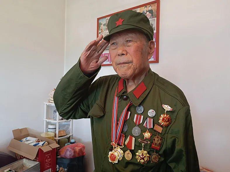 致敬英雄，一位滿身軍功章的老兵的故事，致敬英雄，軍功章閃耀的老兵傳奇故事