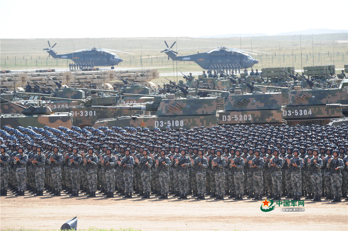 沙場(chǎng)閱兵高清圖片素材，展現(xiàn)軍威與榮耀的瞬間，沙場(chǎng)閱兵精彩瞬間，高清圖片素材展現(xiàn)軍威與榮耀