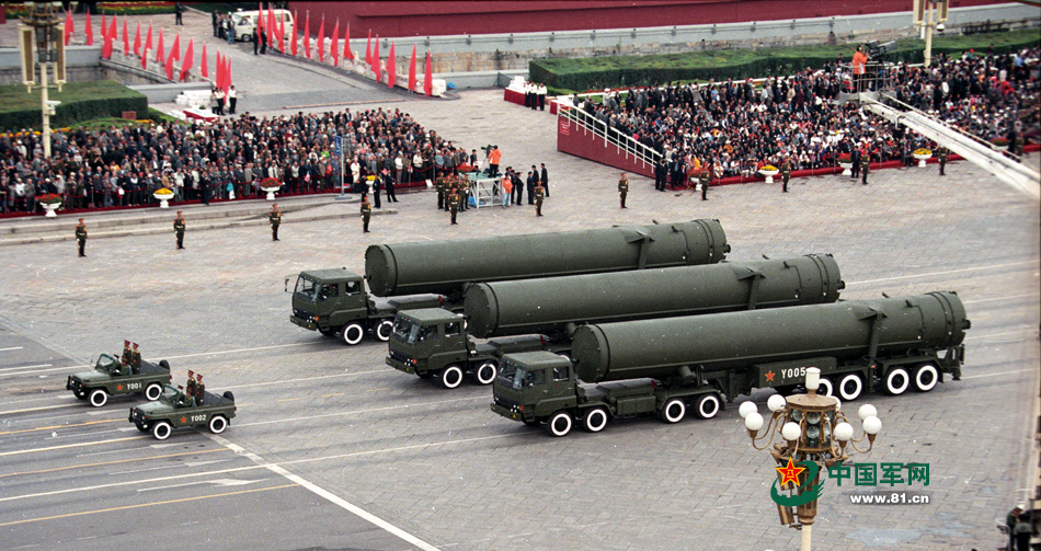 09閱兵中的防空導(dǎo)彈方隊(duì)，展現(xiàn)國(guó)防實(shí)力與民族驕傲，國(guó)防實(shí)力與民族驕傲，09閱兵防空導(dǎo)彈方隊(duì)亮相