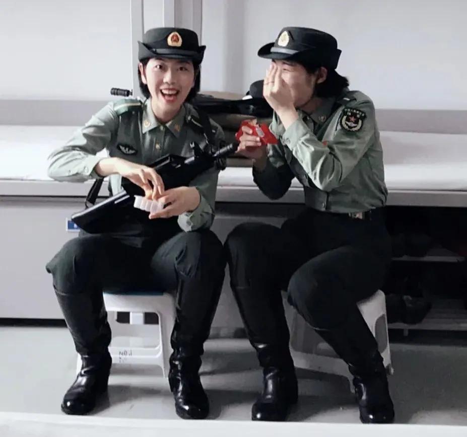 閱兵隊(duì)中的女兵，力量與榮耀的象征，閱兵隊(duì)中的女兵，力量與榮耀的璀璨象征