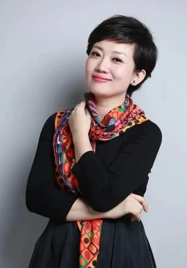 美女主持人與軍事蘭目，一道獨特的風景線，美女主持人與軍事蘭目，獨特組合的魅力風采