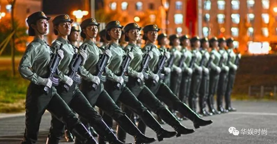 女兵方隊(duì)閱兵