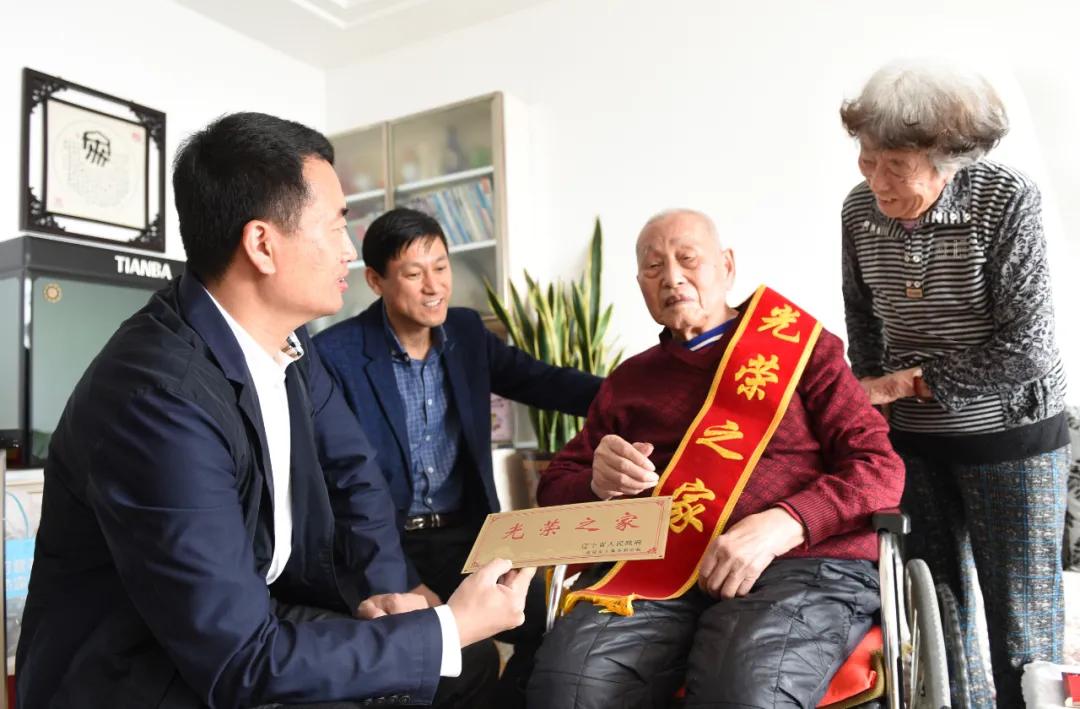八一勛章與一等功，哪個級別更高？——深度解析并揭秘真相于貼吧，八一勛章與一等功級別對比，深度解析揭秘真相（貼吧熱帖）