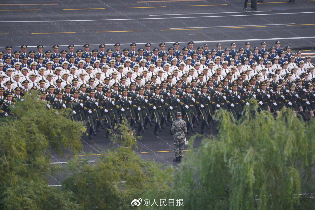 閱兵方陣?yán)锸勘鴤円粋€(gè)個(gè)全副武裝，展現(xiàn)國(guó)家力量與榮耀的象征，閱兵方陣展現(xiàn)國(guó)家力量與榮耀的象征，士兵全副武裝風(fēng)采展示