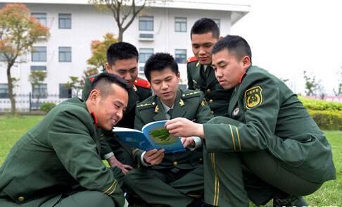 近視能否考軍校，探討與解析，近視考生能否報(bào)考軍校，探討與解析