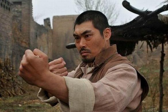 從褲子里拿出一個(gè)手榴彈，勇氣與智慧的象征，勇氣與智慧，從褲子里拿出手榴彈的瞬間
