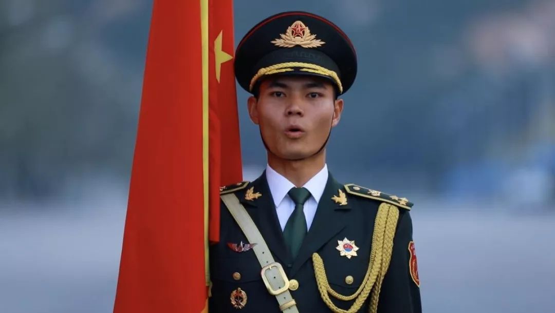 歷年閱兵軍旗手，榮耀與擔當?shù)南笳?，歷年閱兵軍旗手，榮耀與擔當?shù)臉酥拘匀宋? class=