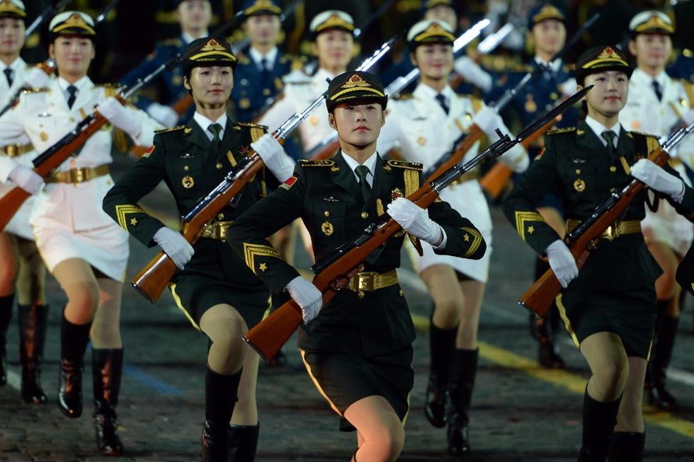 人民解放軍儀仗隊(duì)女兵正面照，榮耀與力量的象征，人民解放軍儀仗隊(duì)女兵，榮耀與力量的正面展現(xiàn)