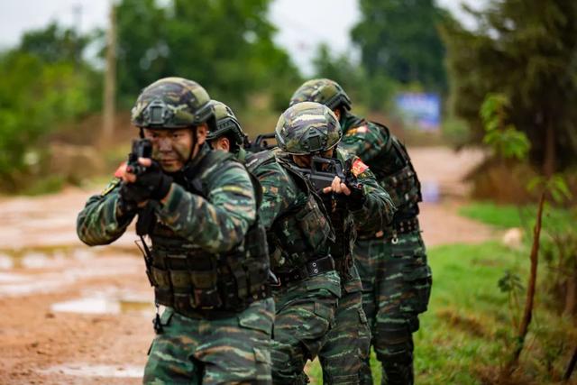 武警去特戰(zhàn)之路，挑戰(zhàn)與機(jī)遇并存，難嗎？，武警特戰(zhàn)之路，挑戰(zhàn)與機(jī)遇并存，難關(guān)重重，勇往直前！