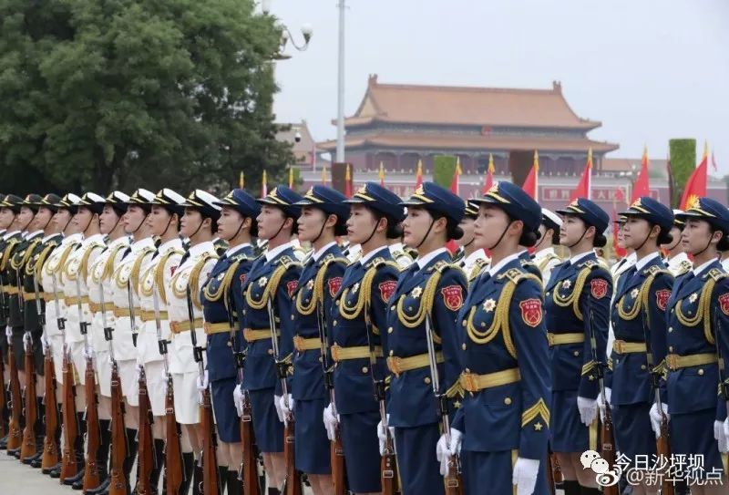 女兵方隊第一排第十名，榮耀與責(zé)任，女兵方隊第一排第十名，榮耀與責(zé)任的見證
