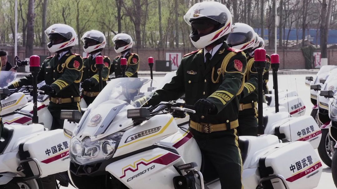 北京武警總隊(duì)國(guó)賓護(hù)衛(wèi)隊(duì)，榮耀與擔(dān)當(dāng)?shù)南笳鳎本┪渚傟?duì)國(guó)賓護(hù)衛(wèi)隊(duì)，榮耀與擔(dān)當(dāng)?shù)牡浞? class=